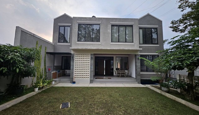 Wonderful 5-bedroom house with AC in charming Bandung and Mountain Views. in Bandung