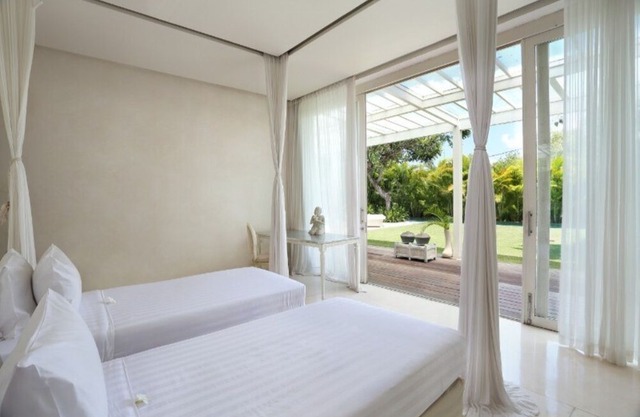 Beachside 3 Bedroom Villa Seminyak, Modern in Seminyak