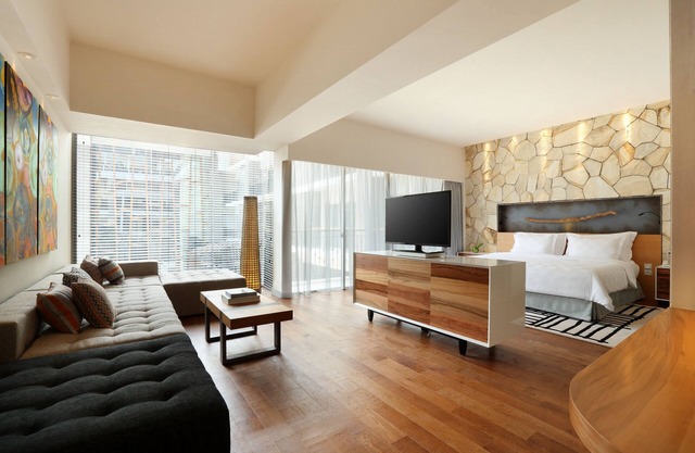 Spacious Modern Suite with Free Minibar Items (T Sand Suite27)