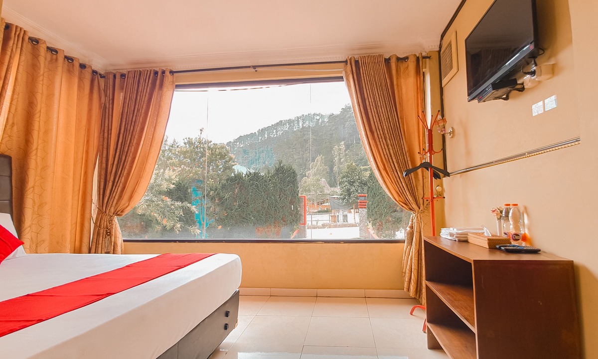 Karanganyar Hotel | Red Chilies Hill Hotel