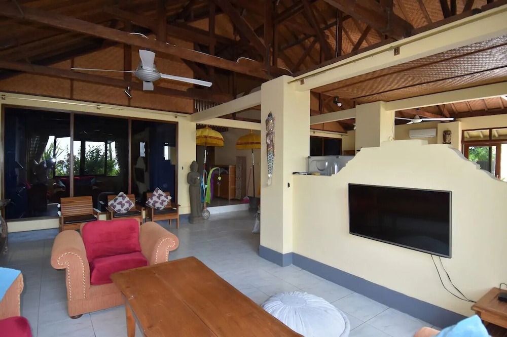 Banjartegehe Villa | Beachfront villa with private pool, garden and terrace