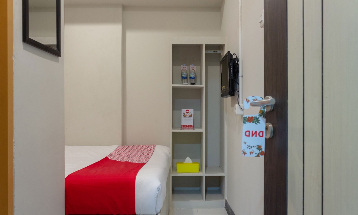 Tangerang House | OYO 737 Kamar Keluarga Mahkota 8