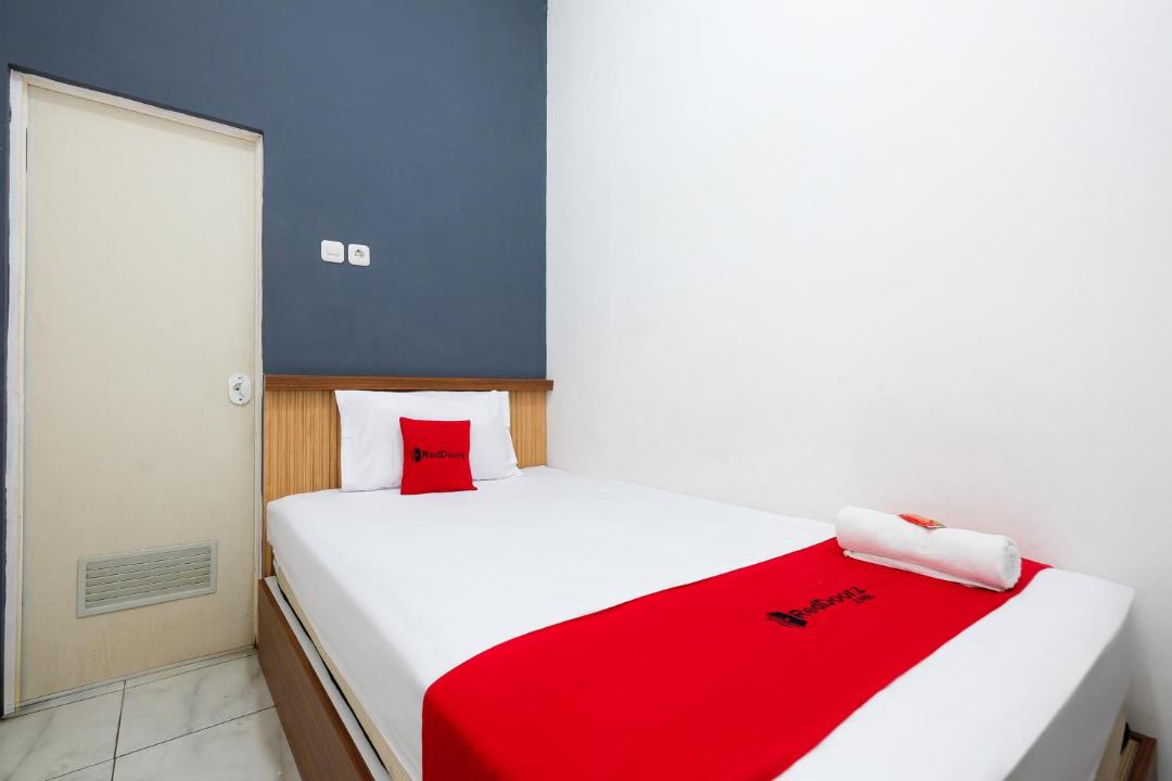 Semarang Hotel | RedDoorz near GOR Jatidiri Semarang