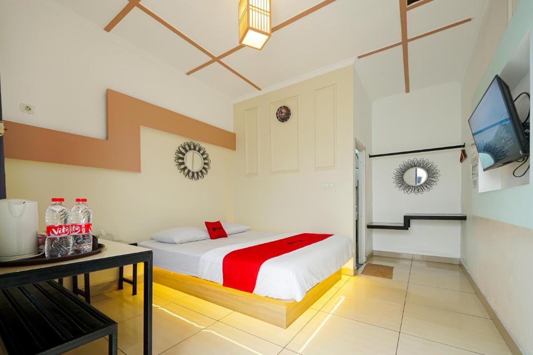 Karawang Hotel | RedDoorz at Jalan Otista Karawang