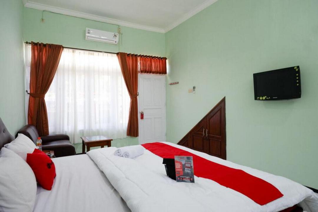Cilacap Hotel | RedDoorz Plus near Stadion Wijaya Kusuma