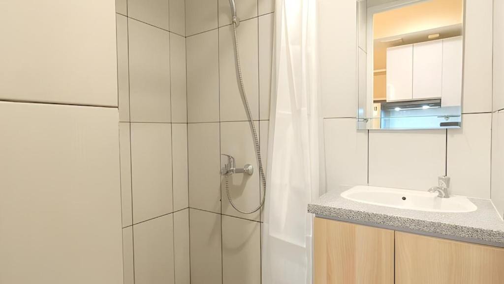 Pekayon Jaya Apartment | Apartement Grand Kamala Lagoon by Vienza Room