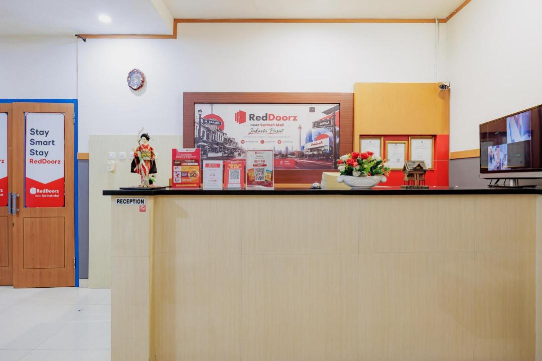 Kebon Sirih Hotel | RedDoorz near Sarinah Mall