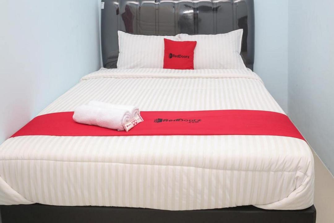 Madiun Hotel | RedDoorz Syariah near Suncity Mall Madiun