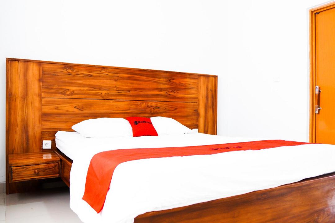 Nganjuk Hotel | RedDoorz Plus Syariah at Umyas Hotel near Terminal Anjuk Ladang Nganjuk