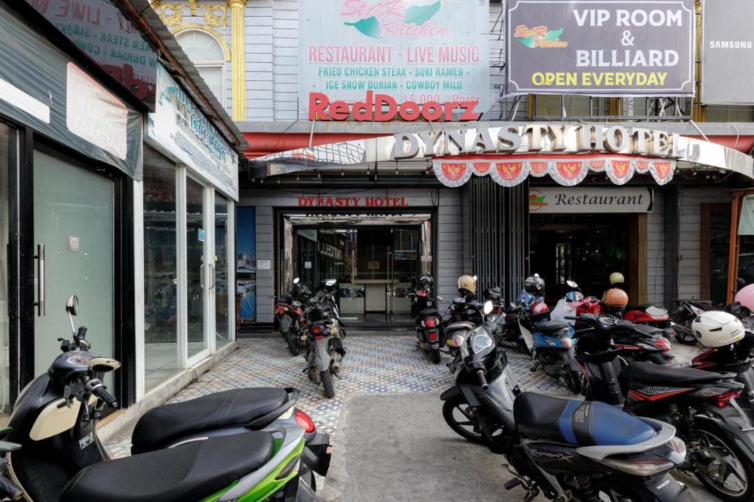 Cilegon Hotel | RedDoorz Plus near Simpang Tiga Tritayasa Cilegon