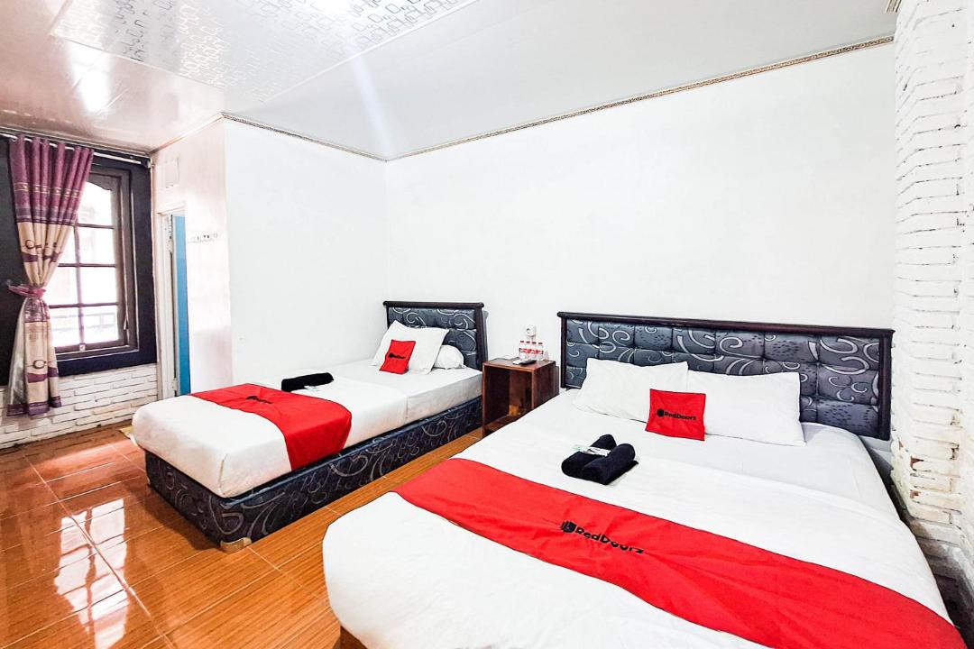 Kebumen Hotel | RedDoorz at Etnik Guest House