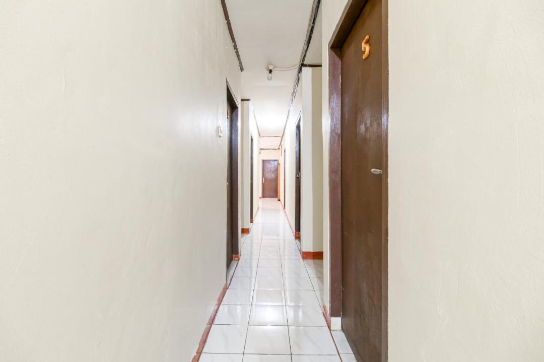 Gandaria-selatan Hotel | RedDoorz near Pondok Indah Water Park