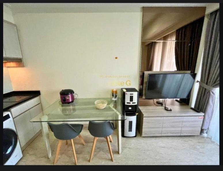 Cikini Apartment | MENTENG PARK EMERALD SPACIoUS 2BEDROOM APARTMENT WITH BEAUTIFUL BALCONY SUPER COMFORTABLE HOTEL GRADE AMENITIES 57SQM 6 PAX