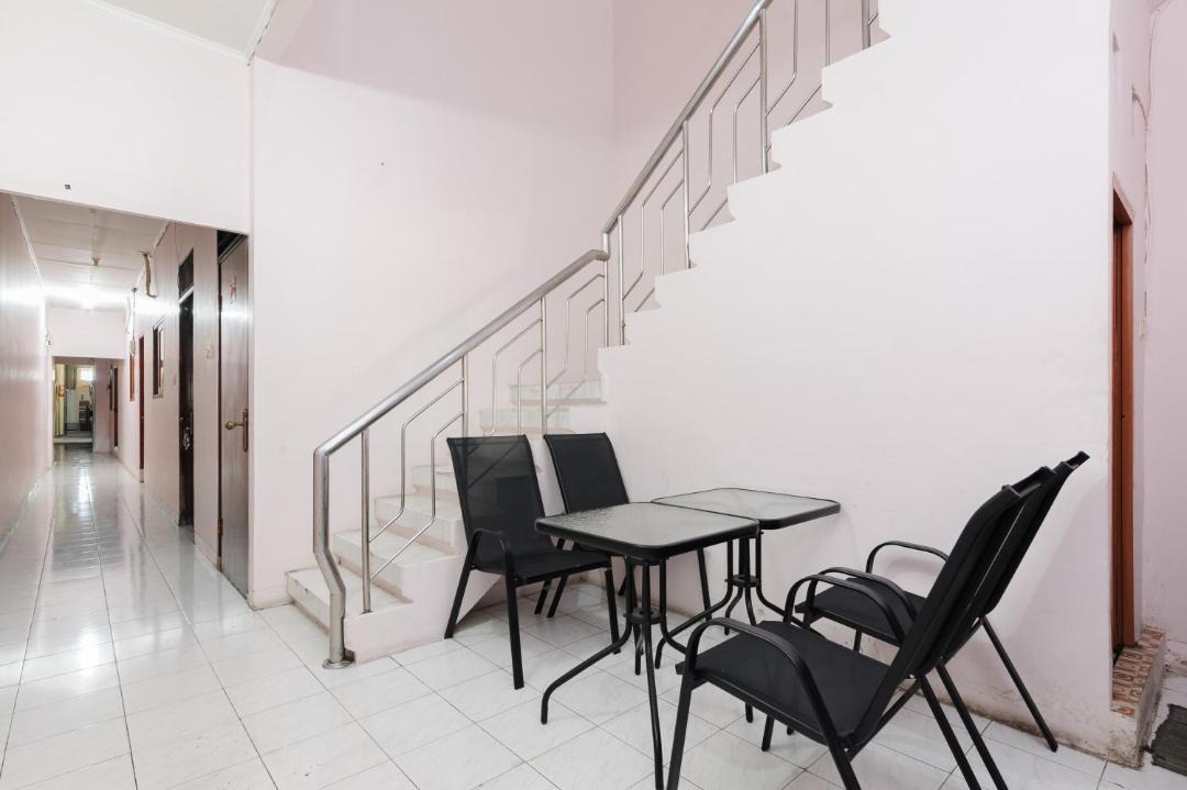 Bogor Tengah Hotel | RedDoorz at Terus Manis Suryakencana
