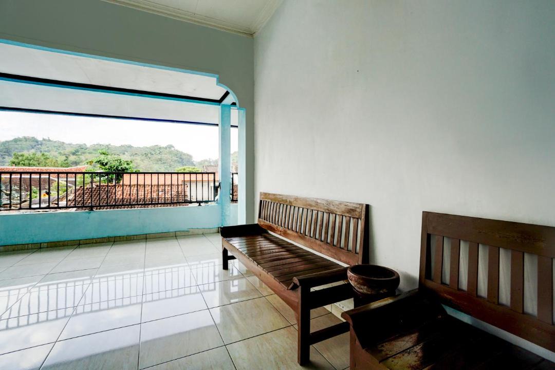 Blitar Hotel | OYO 94818 Sabina House Syariah