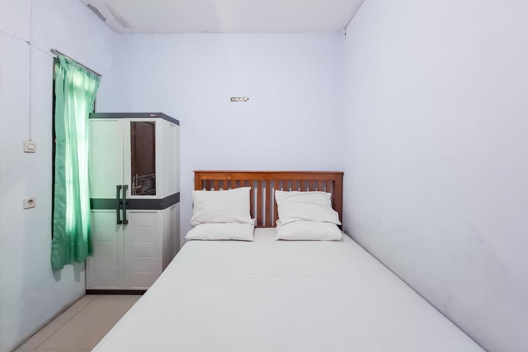 Surakarta Hotel | RedDoorz near Tugu Kartasura 2