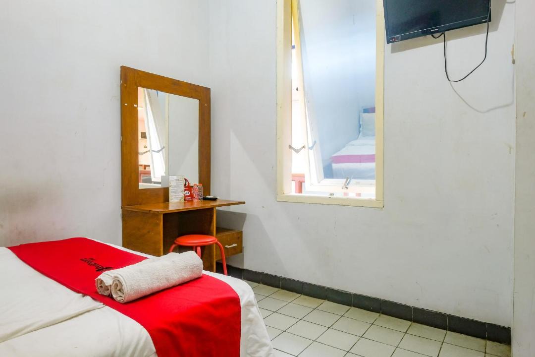 Klojen House | RedDoorz near Batik Tulis Celaket 2