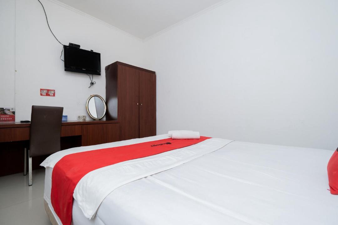 Suko Manunggal House | RedDoorz near Bukit Darmo Golf