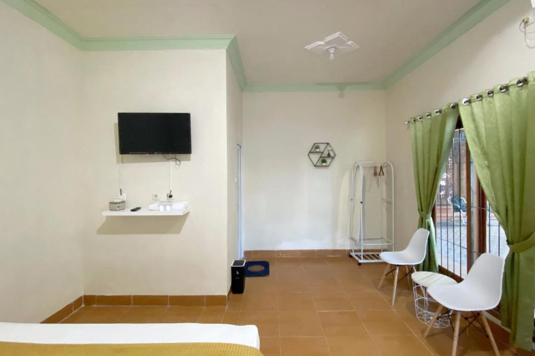 Nganjuk Hotel | Adipura Guesthouse Syariah Mitra RedDoorz near Terminal Nganjuk