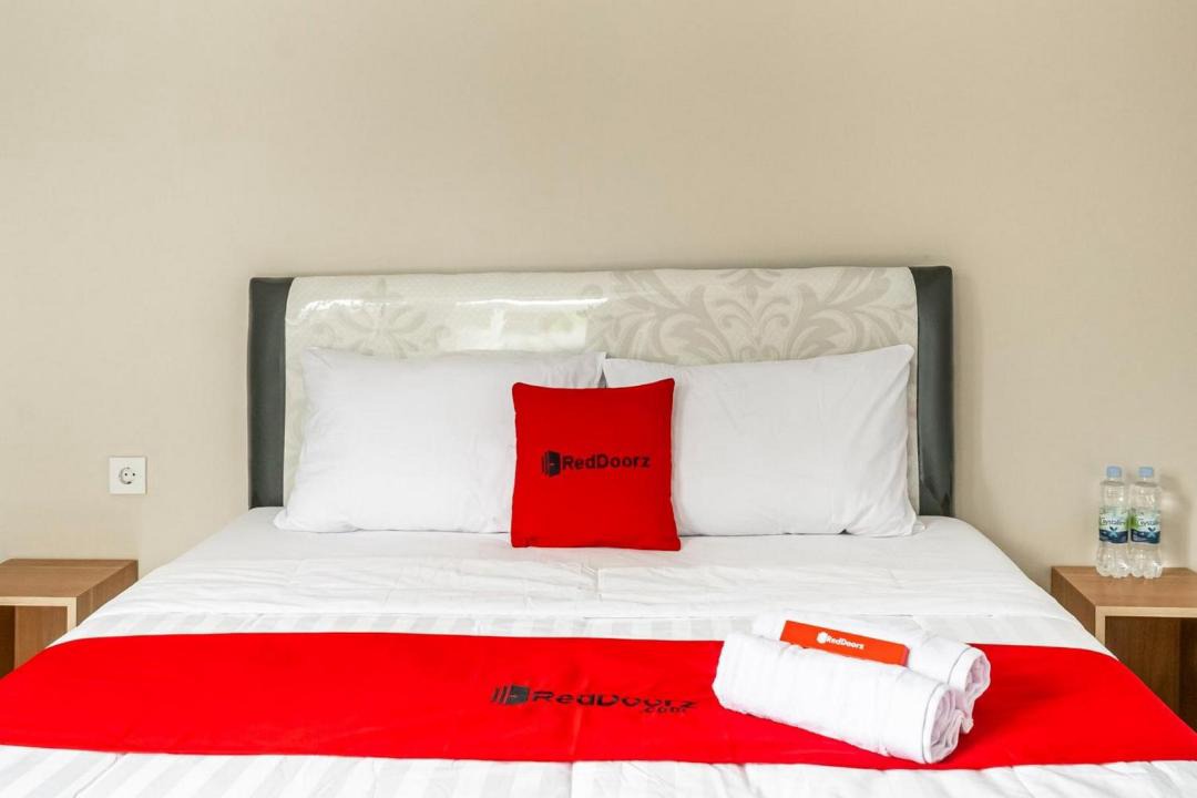 Jakarta Hotel | RedDoorz near Puri Indah Lippo Mall 2