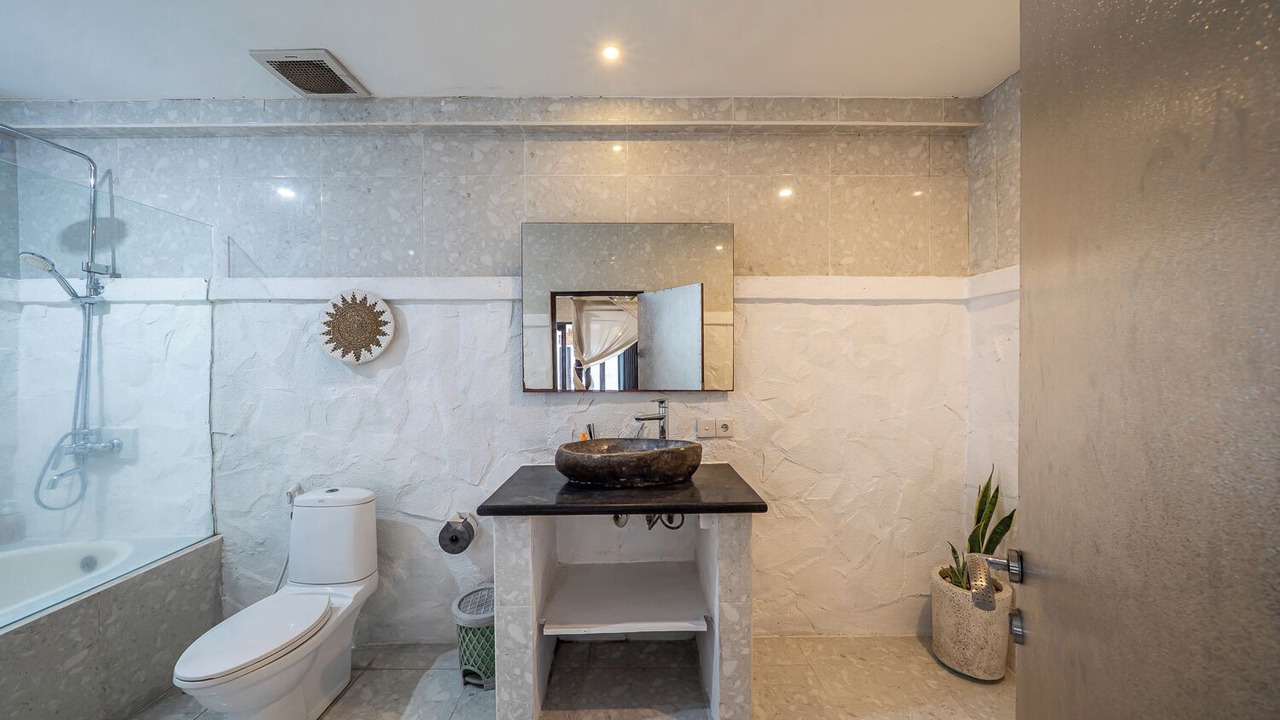 Photo of Bathroom in Petitenget