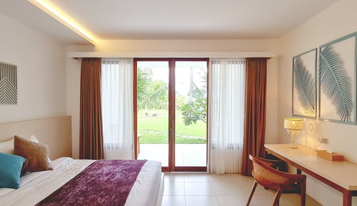 Deluxe Room, 1 King Bed, Mountain View