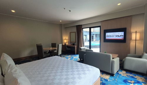 Junior Suite Queen Pool Access