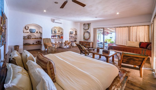 Deluxe Room, 1 King Bed, Beach View