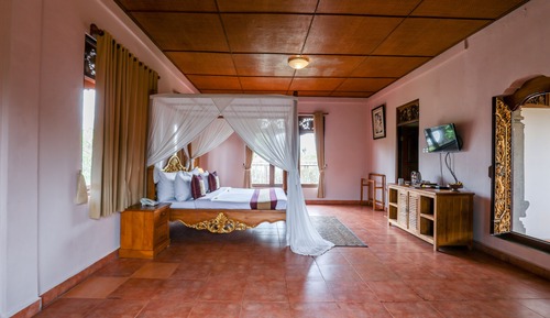 Classic room with floating breakfast