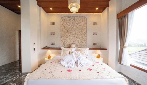 Suite Room with pool view