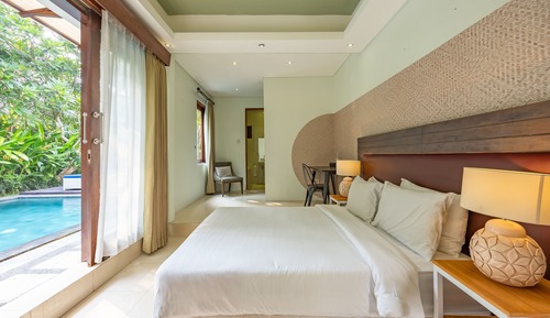 Suite, Pool View