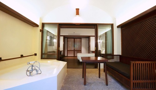 Deluxe Room, 1 King Bed, Bathtub