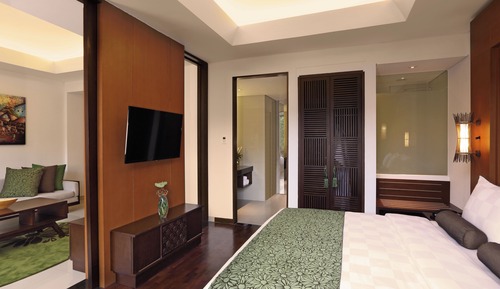 Flash Deal - Queen Suite with Pool View