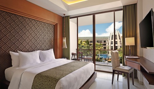 Deluxe Room, 1 Queen Bed, Pool View