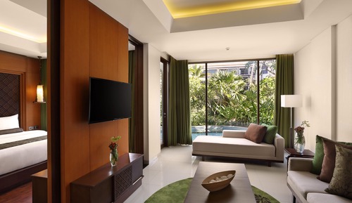 Suite, 1 Queen Bed, Pool Access