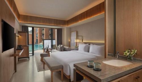 Deluxe King Room with Balcony and Forest View