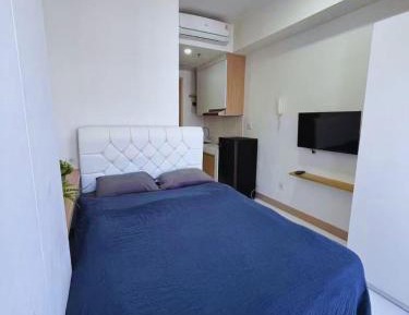 One-Bedroom Apartment with Balcony