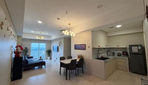 Four-Bedroom Apartment with Balcony 