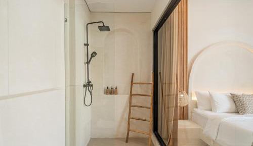 Deluxe Room Pool Access