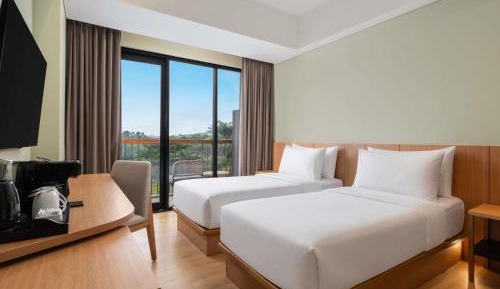 Privilege Twin Room with Two Single Beds, Balcony and Pool View
