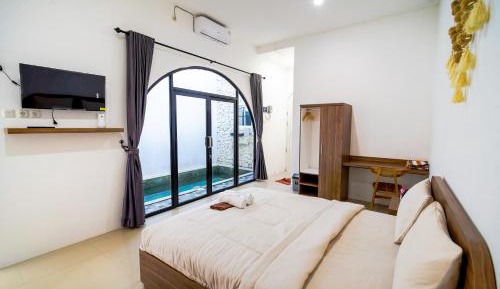 Suite with Pool View