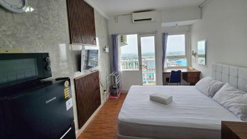 Studio with Balcony