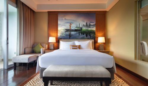 Deluxe Room, 1 Queen Bed, Mountain View includes FREE daily buffet breakfast, FREE guided morning trekking with our recreation attendant, FREE 1-time mini bar per stay, FREE daily refresh coffee and tea facility and 24-hour gym access.