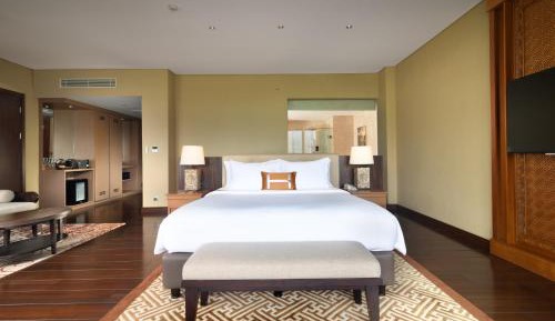One Bedroom Suite, 1 King Bed, Mountain View includes FREE daily buffet breakfast, FREE guided morning trekking with our recreation attendant, FREE  1-time mini bar per stay, FREE daily refresh Nespresso coffee and tea facility and 24-hour gym access.