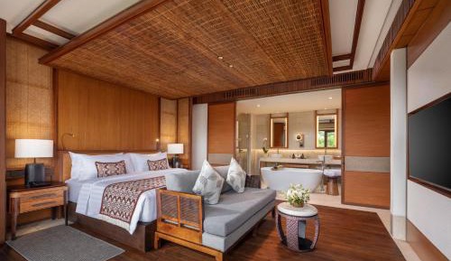 Spacious King Suite Room with Bathtub, Balcony, Garden View and Free Welcome Fruit