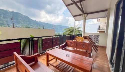 Apartment with Mountain View
