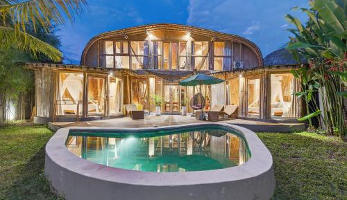 Villa with Garden View