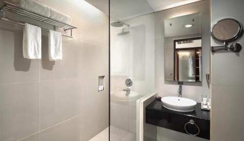 Deluxe Queen Room with City View - Non-Smoking
