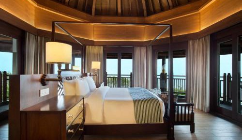 One-Bedroom Suite with Sea View