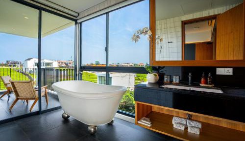 Executive Suite with Bath Tub